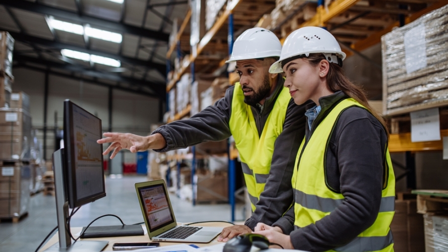 Warehouse,Manager,Talking,With,Logistics,Employee,In,Warehouse,,Planning,Transport
