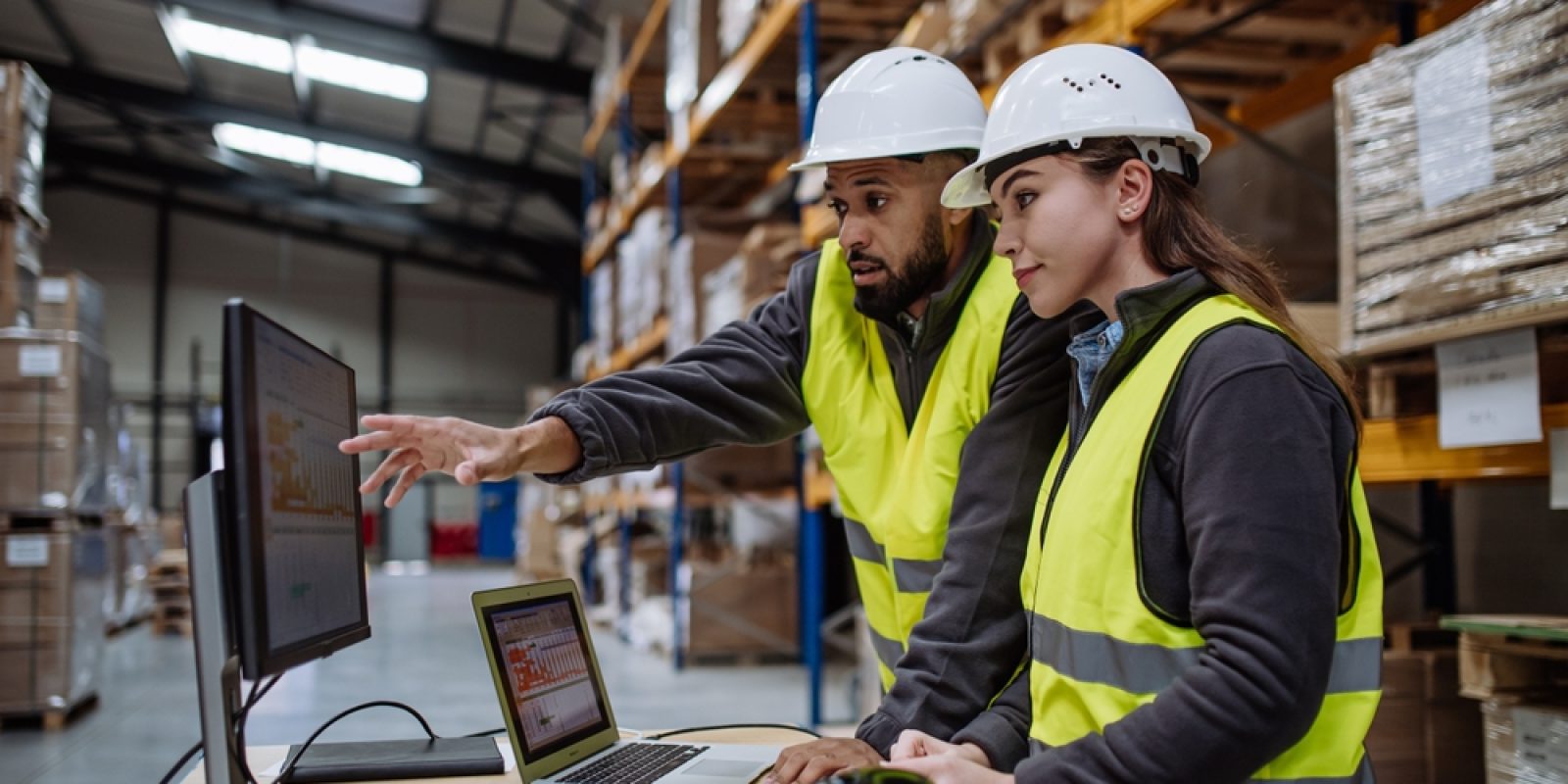 Warehouse,Manager,Talking,With,Logistics,Employee,In,Warehouse,,Planning,Transport