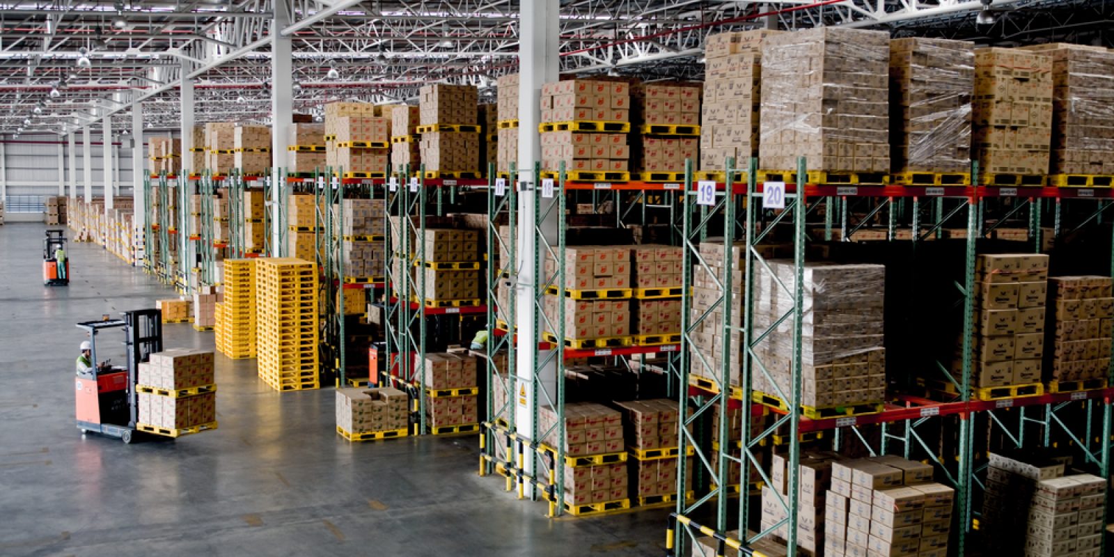 Forklift,In,The,Large,Modern,Warehouse