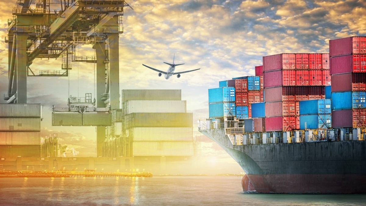 A cargo ship loaded with colorful shipping containers is docked at a port, cranes busy loading and unloading. An airplane flies above, symbolizing global trade and the efficiency of an agile supply chain in modern logistics.